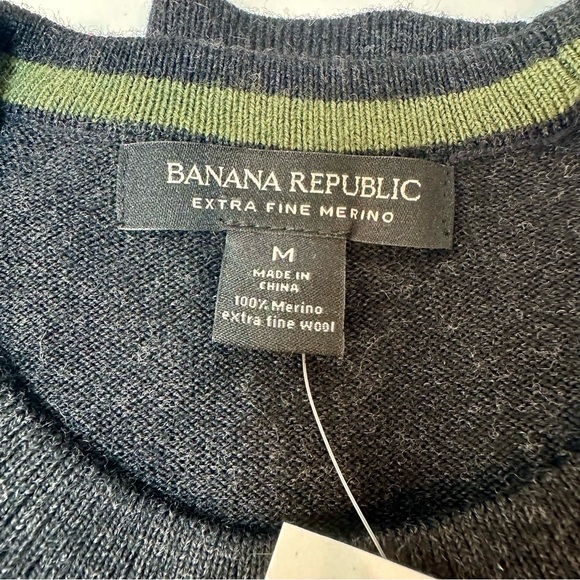 Banana Republic Men’s Charcoal Heather Merino Wool Crewneck Sweater - Picture 4 of 10